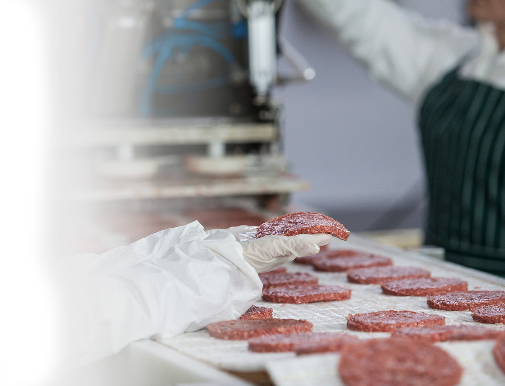 Burgers op transportband worden geïnspecteerd
