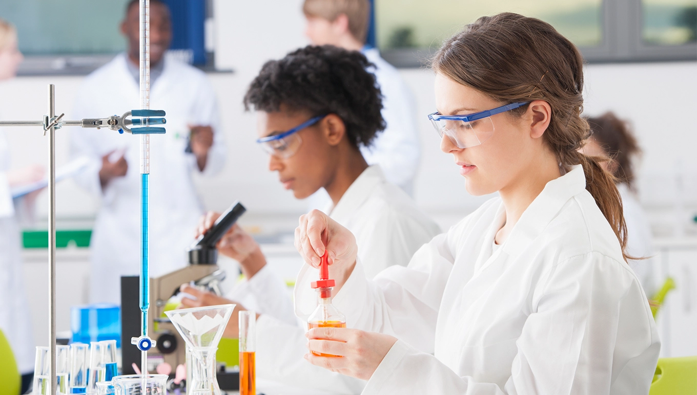 Zwei Frauen im Labor mit weißem Kittel