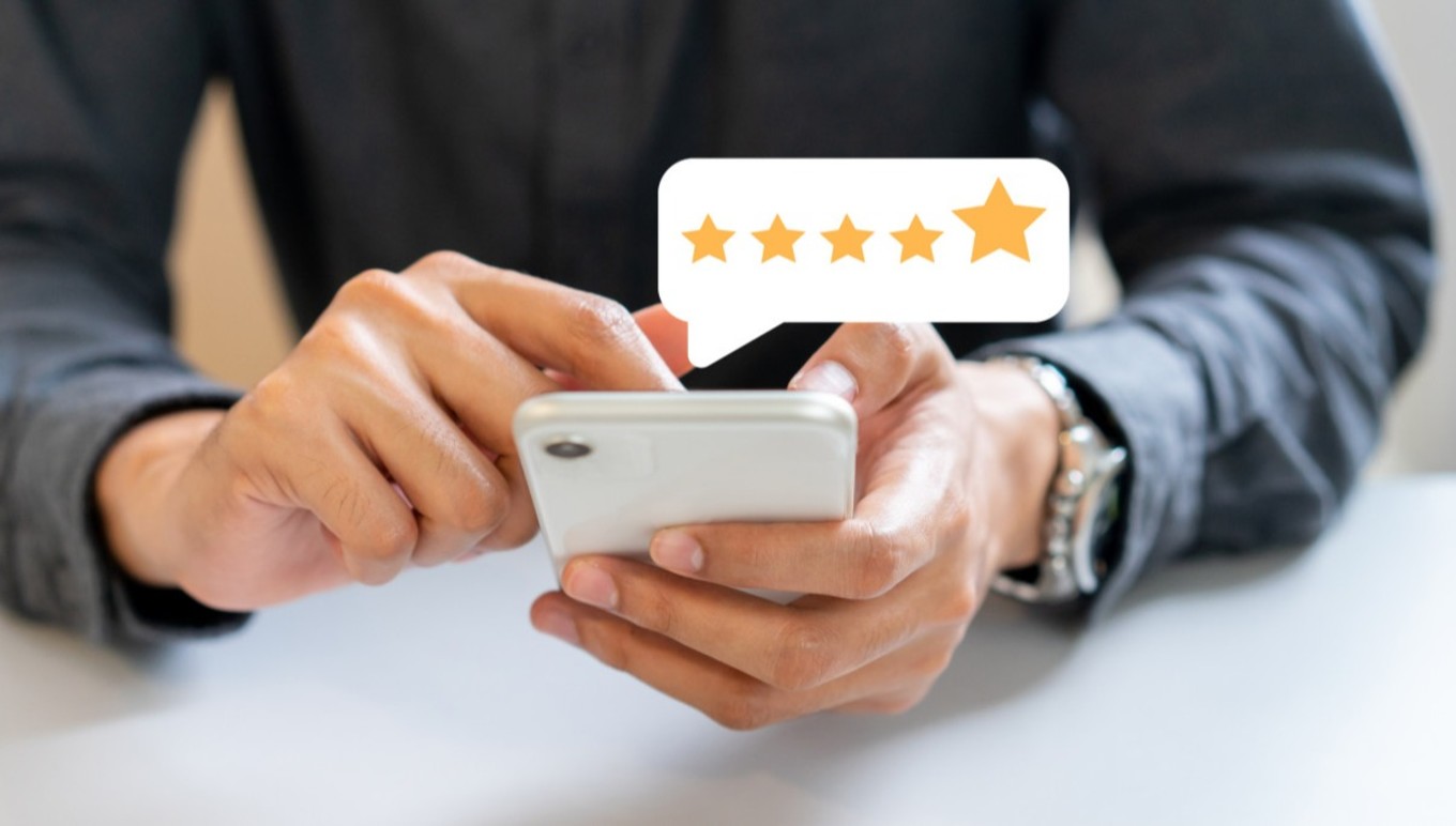 Person leaving a review on his cellphone.