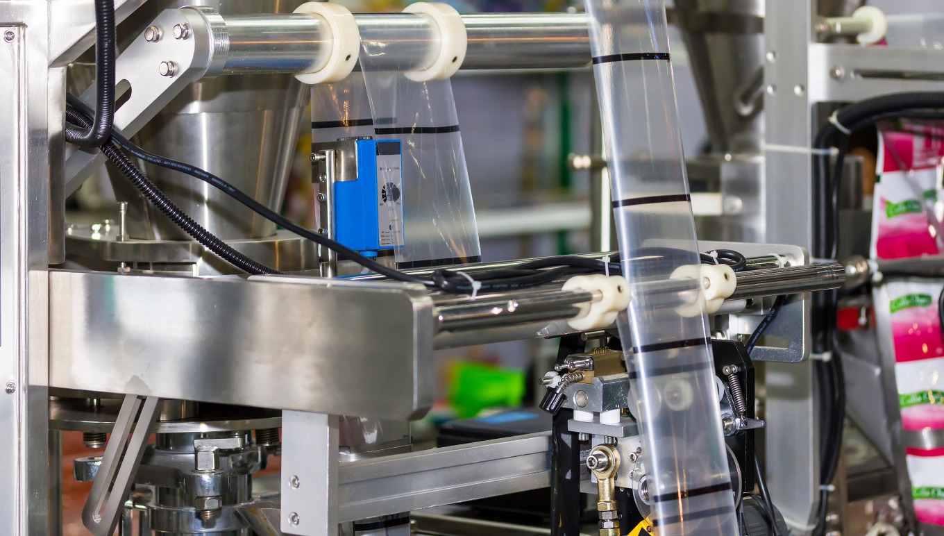 Automatic food packing machine for industrial operations