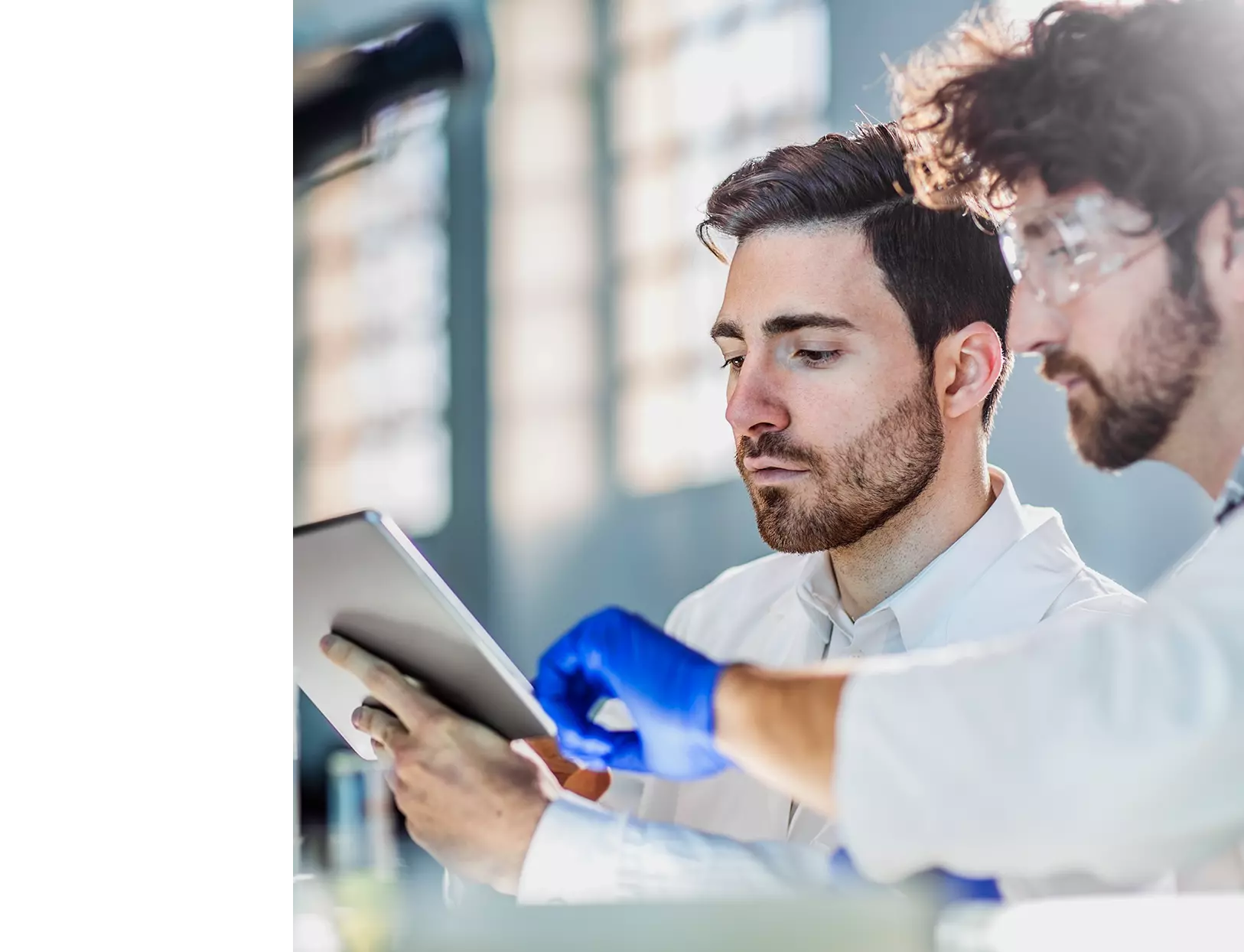 Científicos revisando los datos de las tabletas.