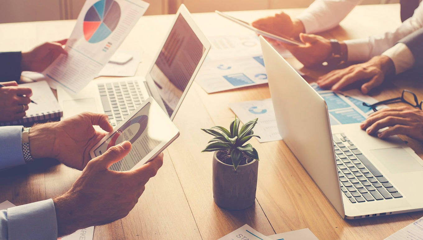 https://images.aptean.com/apteanmarketimages/420bfw9WoplXVw7RygzzO6/card-buying-the-best-wms-real-time-reporting-and-analytics.jpg