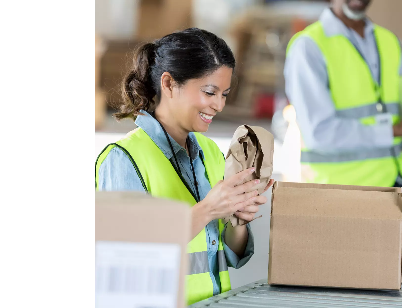 Femme souriante travaillant dans un entrepôt.