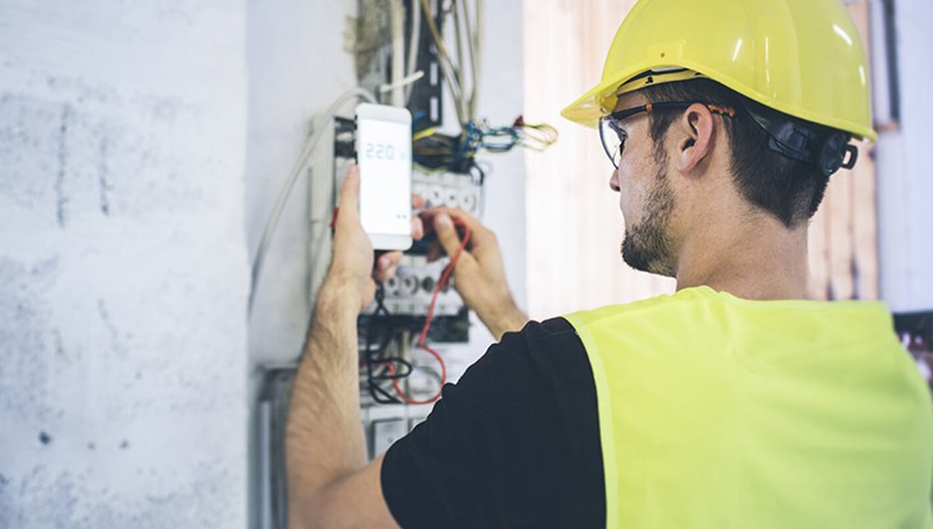 Worker in hardhat testing connections