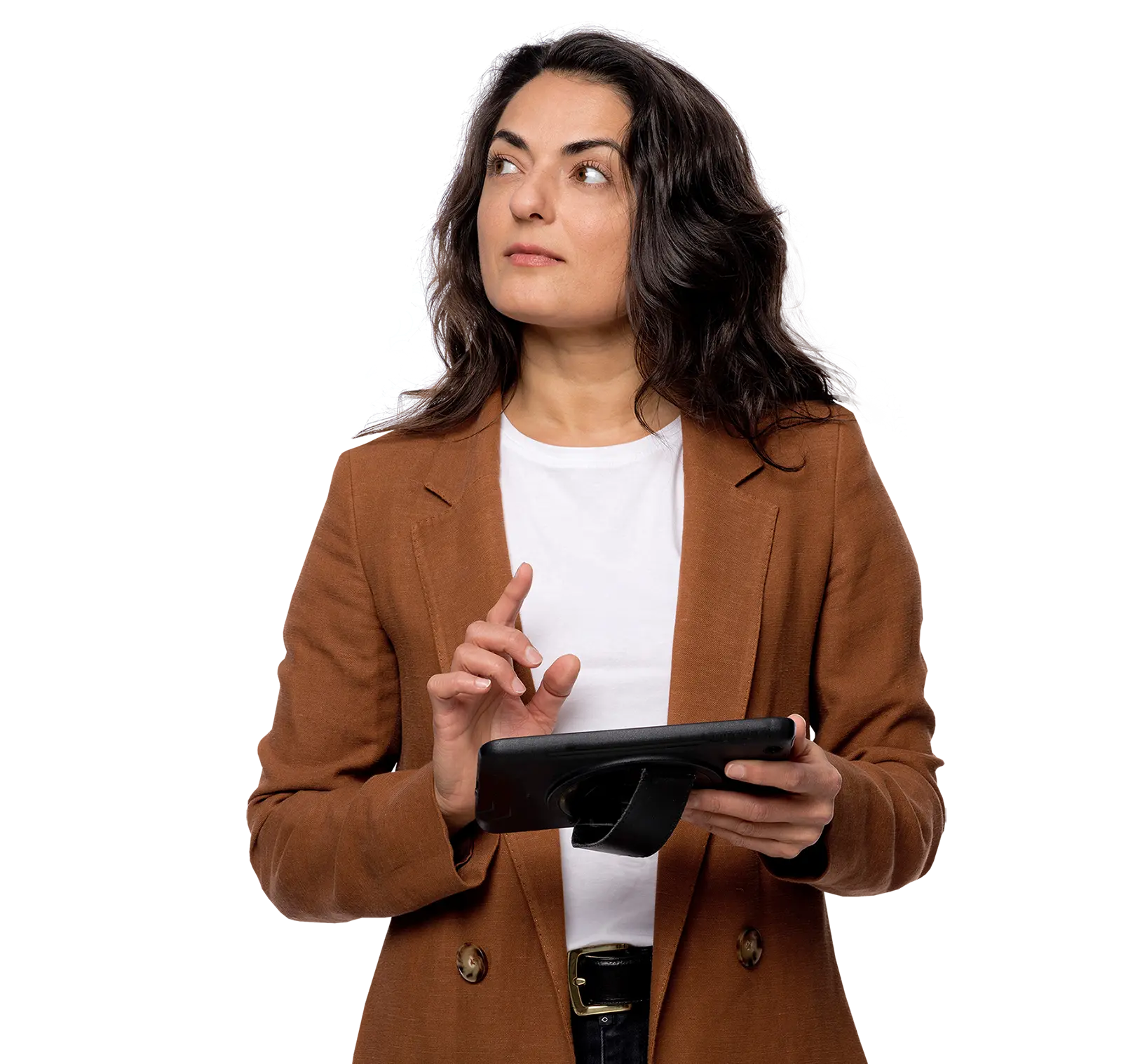 Femme tenant une tablette à la main