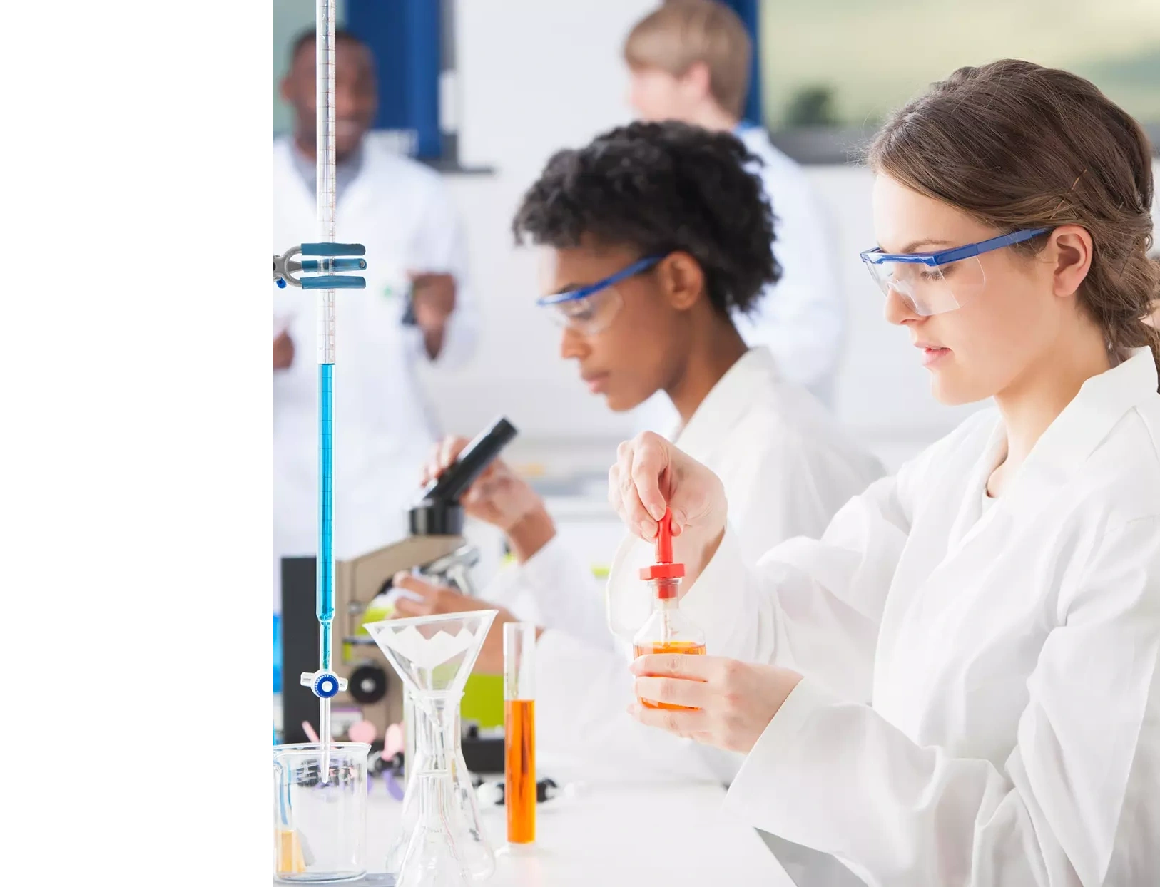 Mensen in een laboratorium die met chemicaliën omgaan.