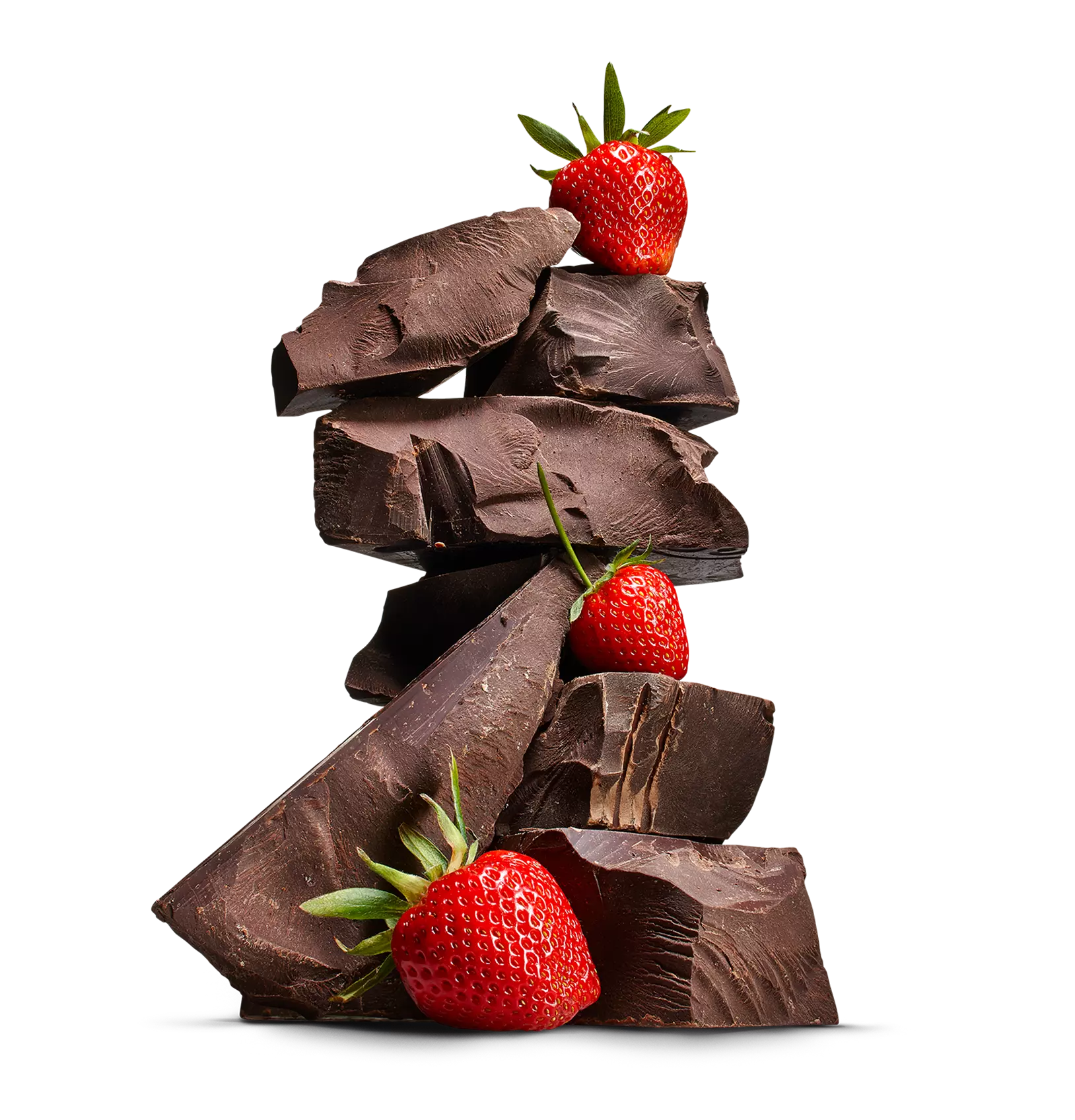 Gestapelde fudgeblokken met aardbeien.
